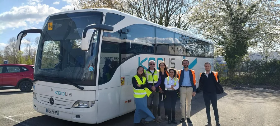 Flexnav onboarding in front of a Keolis coach
