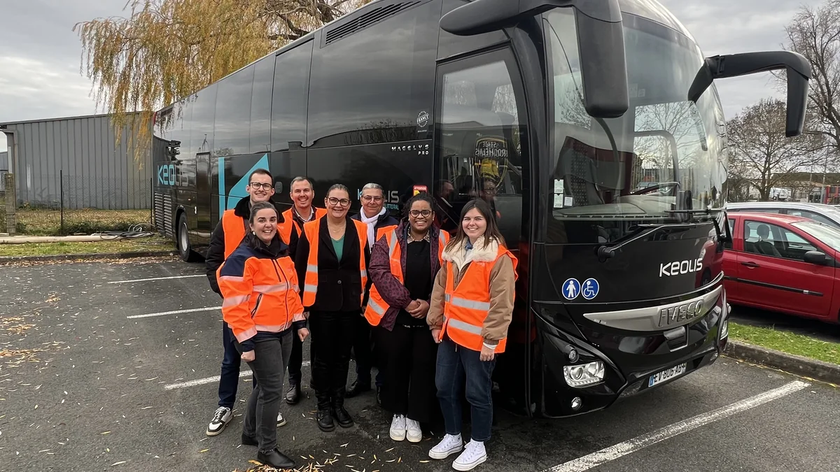 Hubup and Keolis Littoral teams in front of a regional coach in Charente-Maritime