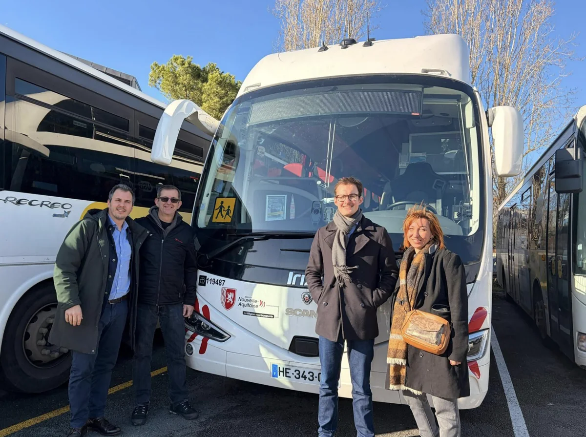 Hubup and Transdev Ocecars teams in front of a Nouvelle-Aquitaine regional coach